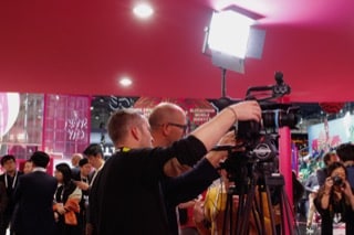 Kameramann richtet Kamera ein auf MWC2019